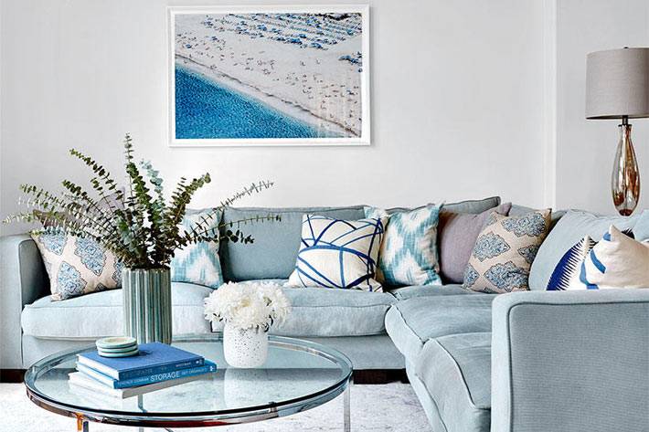 Морская тематика в дизайне гостиной комнаты в голубом цвете