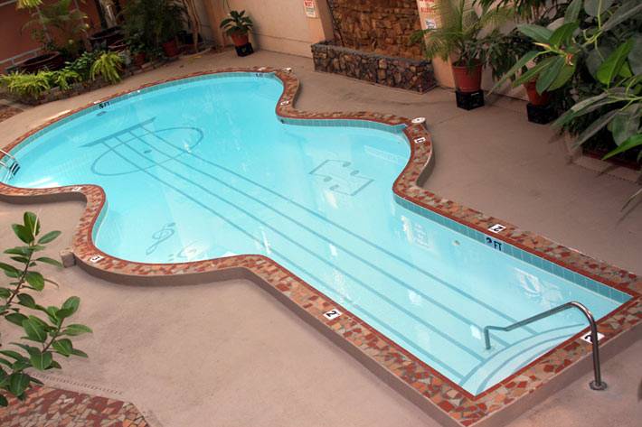 бассейн в виде гитары с нарисованными на дне струнами