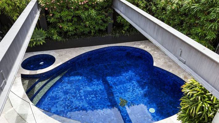 синий бассейн в форме сердца фото