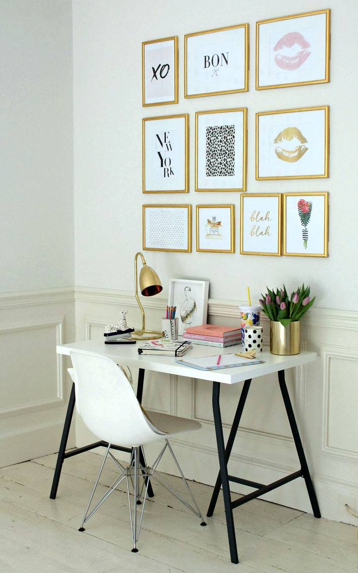 белая мебель в офисе и золотые аксессуары фото