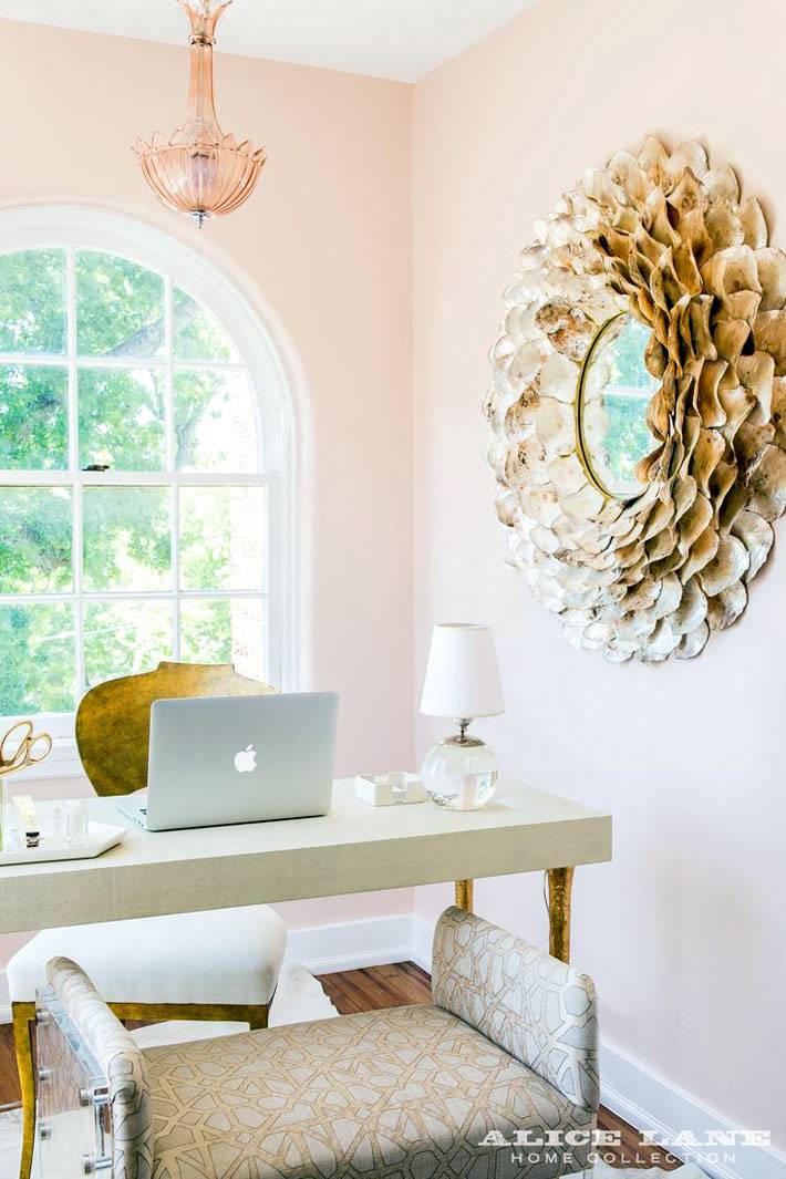 белый рабочий стол, розовые стены кабинета и красивое зеркало
