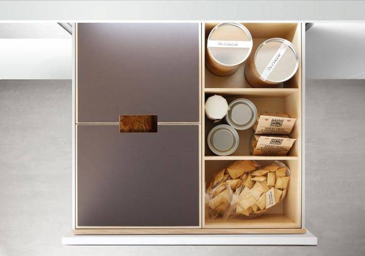 глубокий кухонный ящик для хранения банок и круп