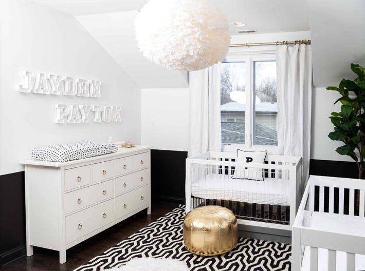 красивая детская комната в белом цвете с черными паннелями