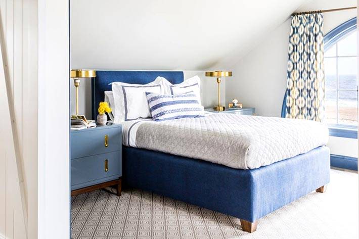 синяя кровать в интерьере спальни на мансарде фото