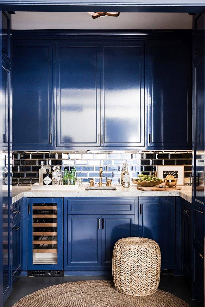 кухонный гарнитур темно синего цвета фото