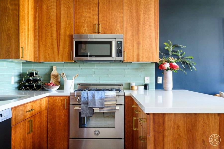кухонная мебель из рыжего дерева с голубым фартуком