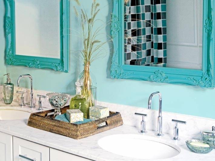 бирюзовые рамы для зеркал в дизайне ванной фото