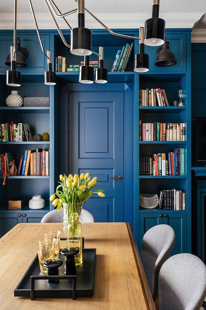 дверь и стеллаж темно-синего цвета фото