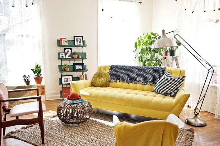 белый интерьер комнаты и яркая желтая софа