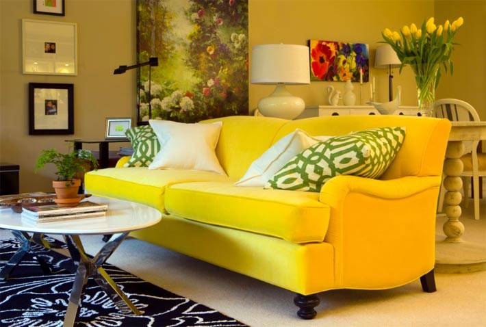 классический диван желтого цвета в интерьере фото