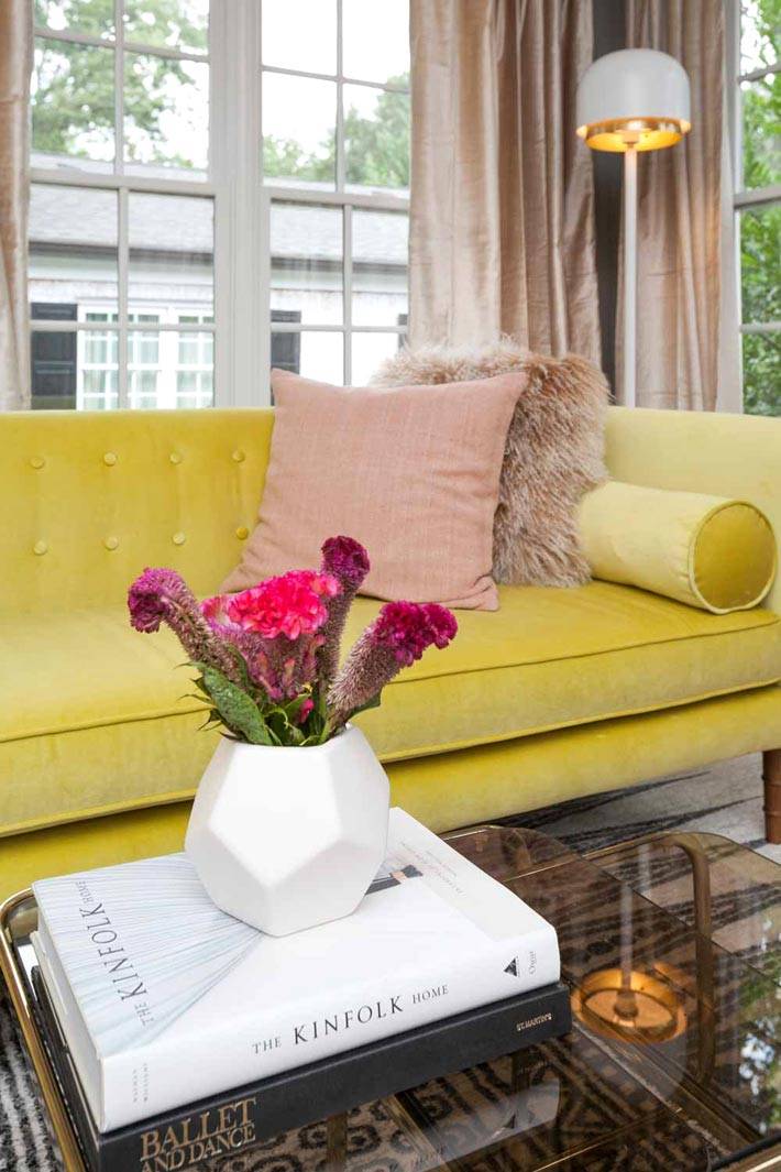 красивый желтый диван в интерьере гостиной комнаты фото