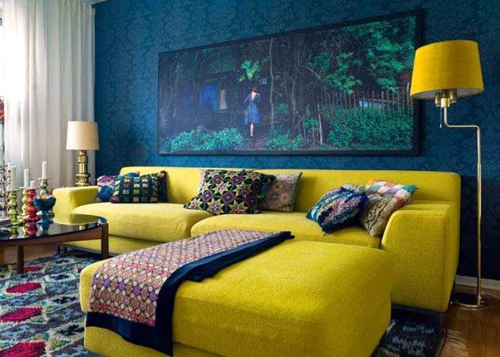лимонно-желтый угловой диван в интерьере с синими стенами фото