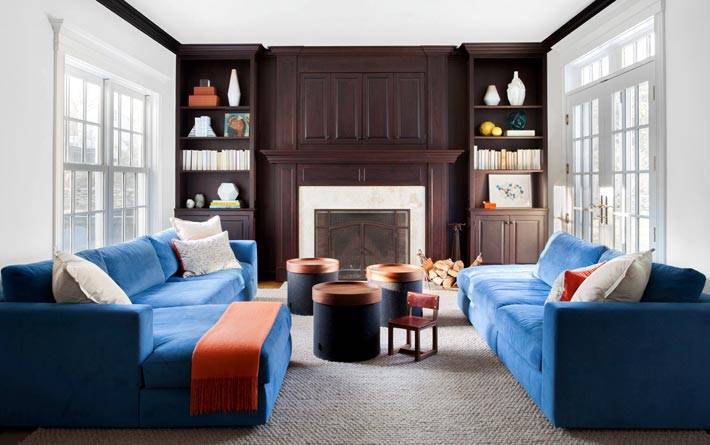 коричневый шкаф и синие диваны в дизайне гостиной фото
