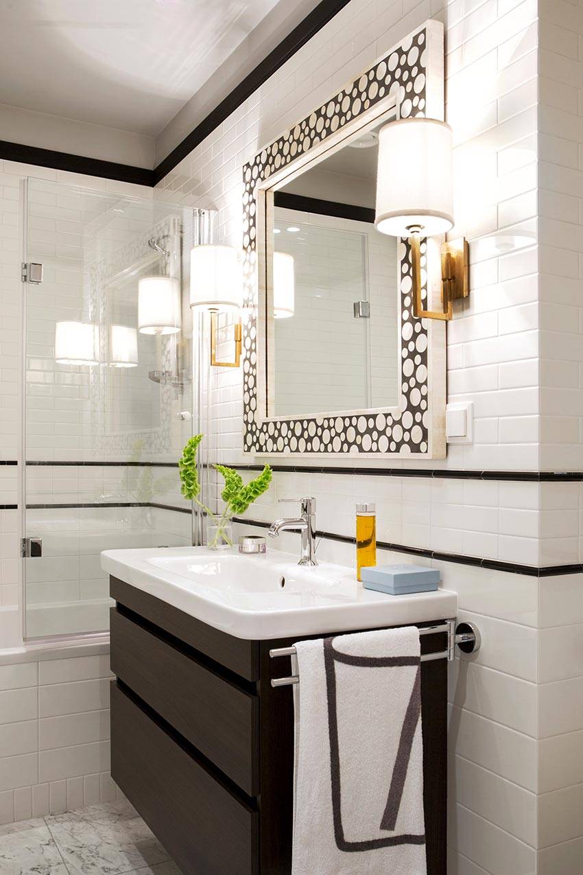 дизайн ванной комнаты с зеркалом в красивой раме