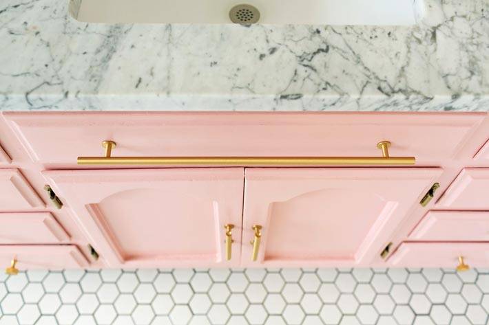 на розовой тумбе золотая фурнитура для ванной фото