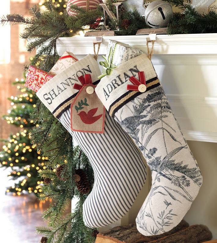 Новогодние носки на камине с подарками