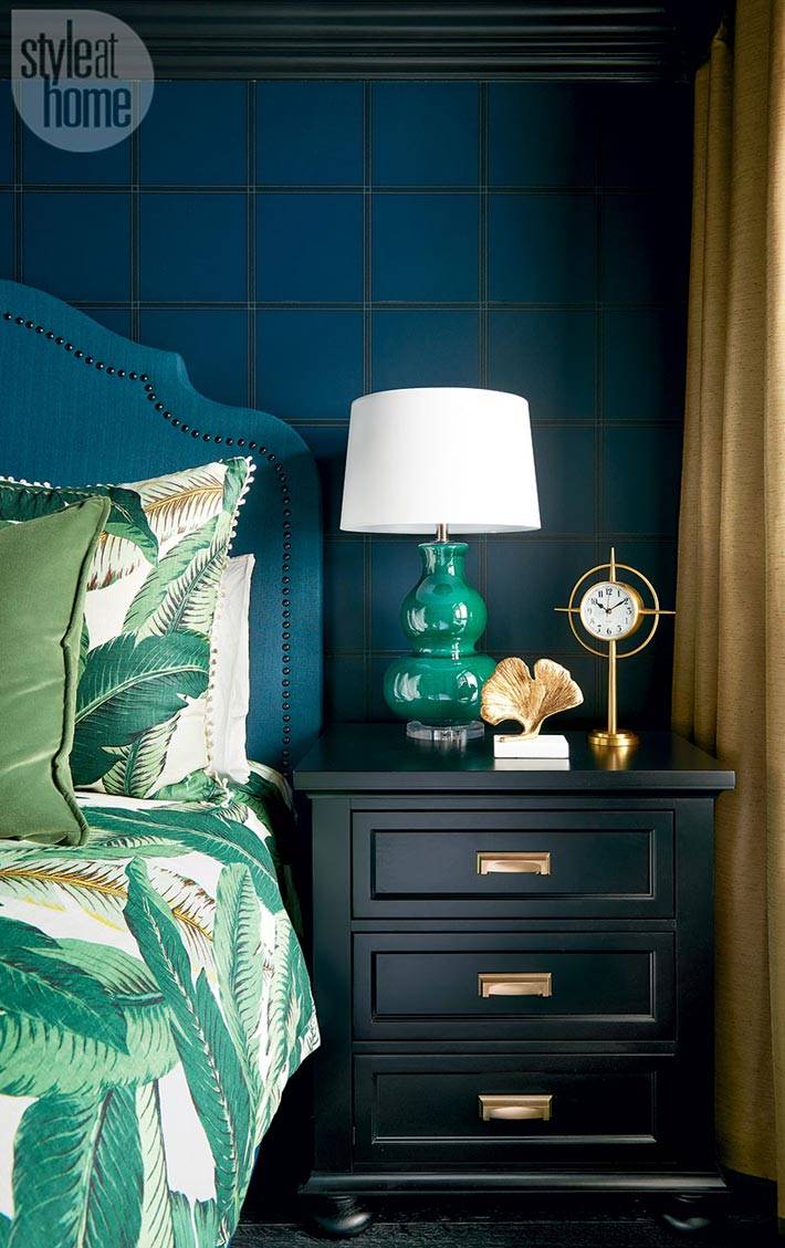 насыщенный синий цвет стен в интерьере спальни фото