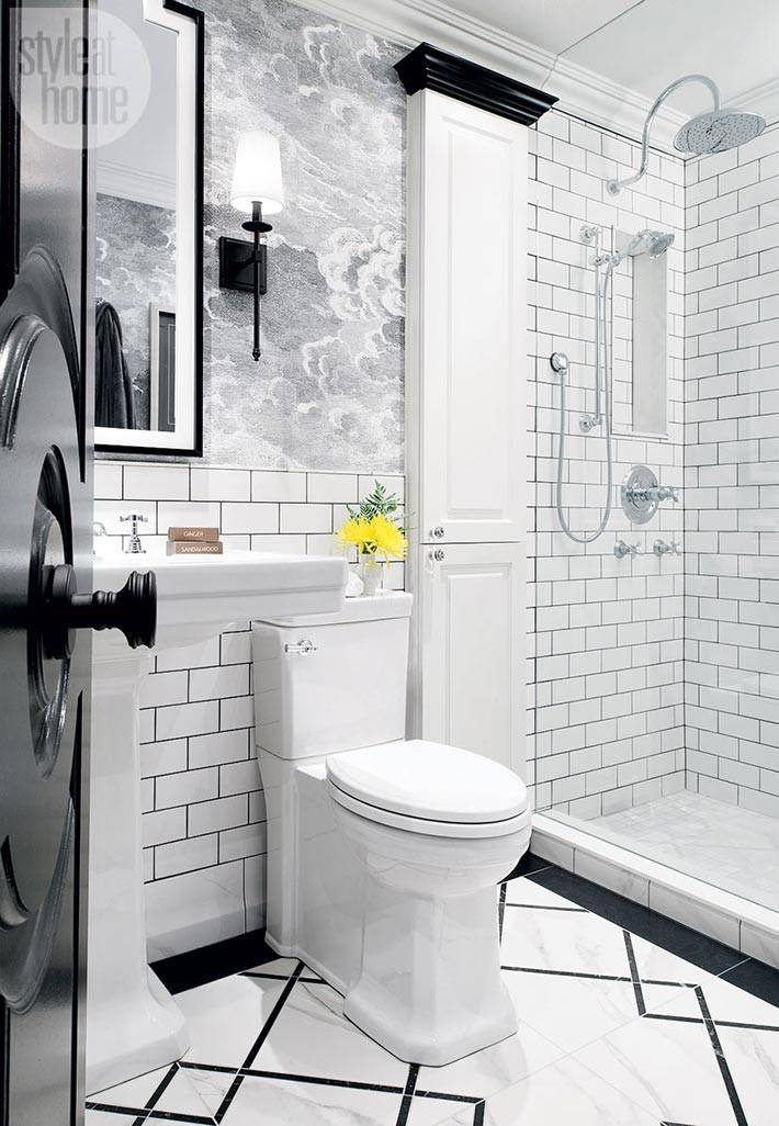 белый кафель на стенах ванной с черными деталями