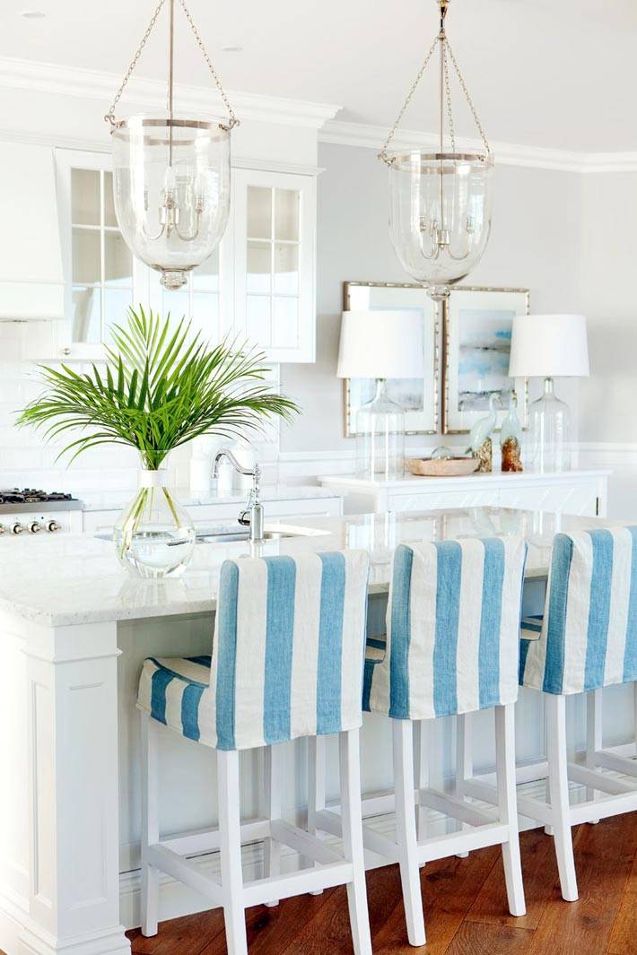 бело-голубые барные стулья на красивой кухне