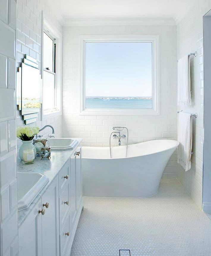 окно в ванной комнате с видом на море фото
