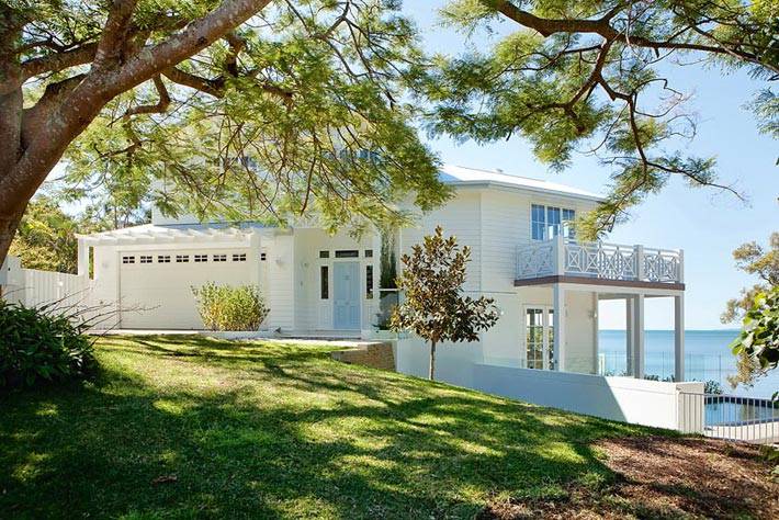 очень красивый белый дом на морском побережье фото