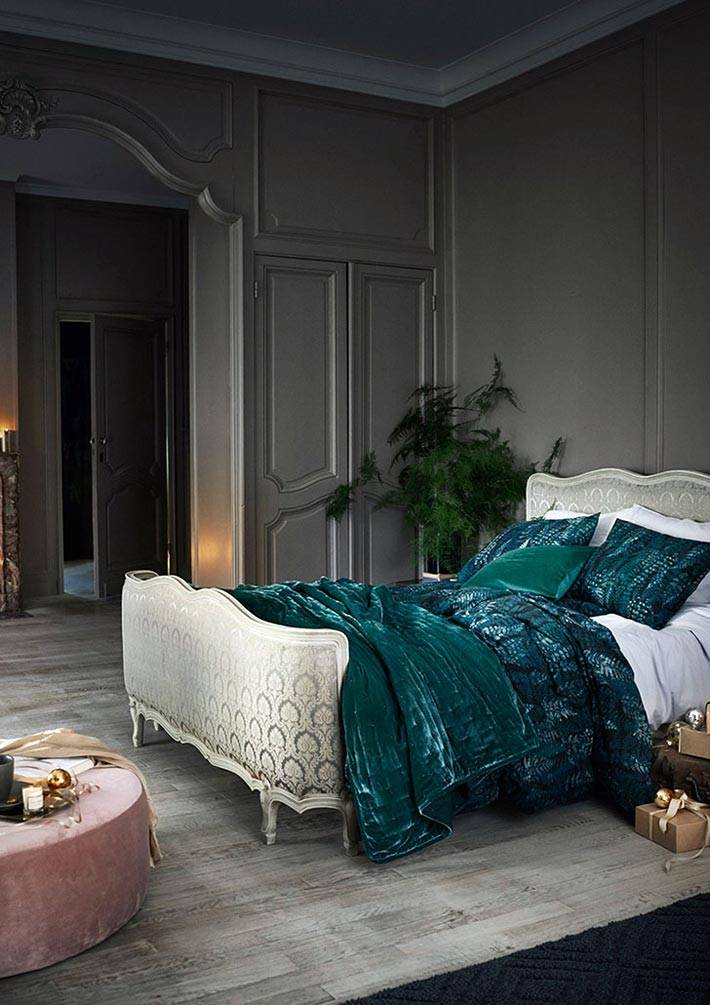новогодняя атмосфера в спальне с зеленым постельным бельем