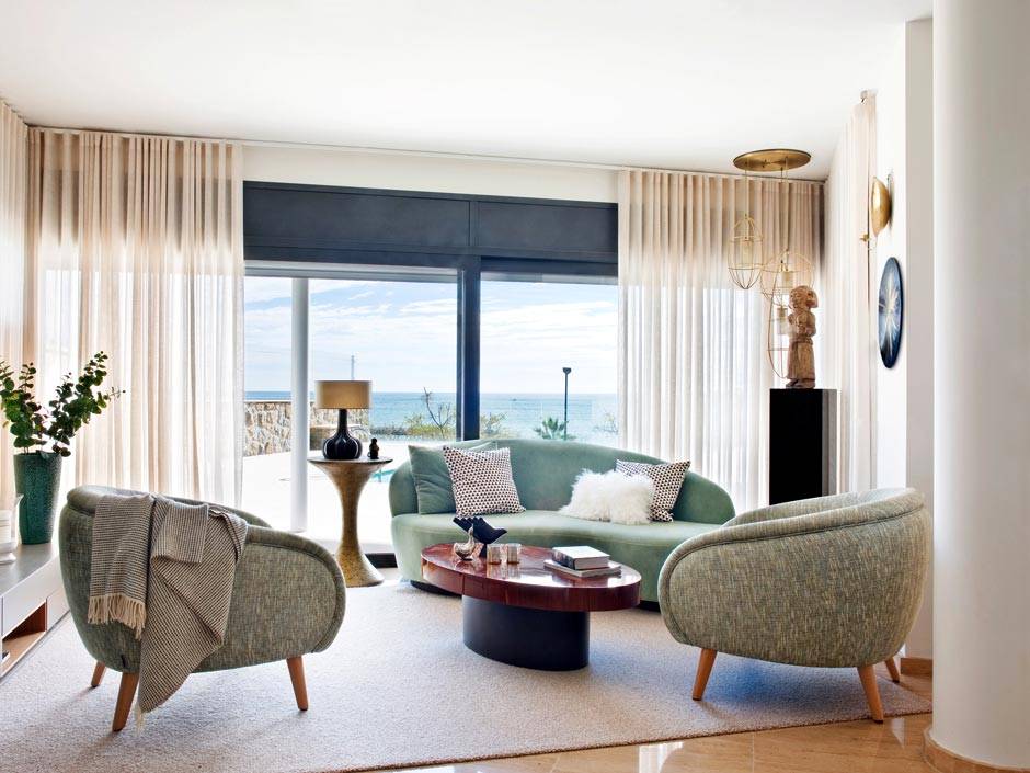гостиная комната с панорамным видом на море