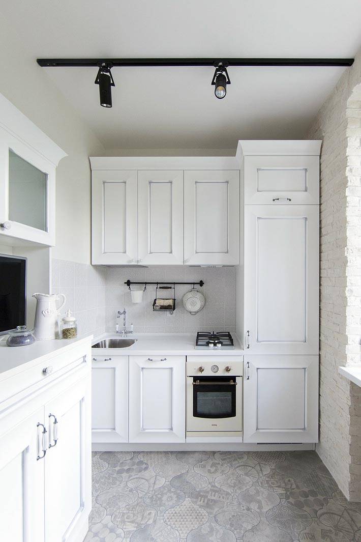 кирпичная кладка белого цвета в маленькой кухне