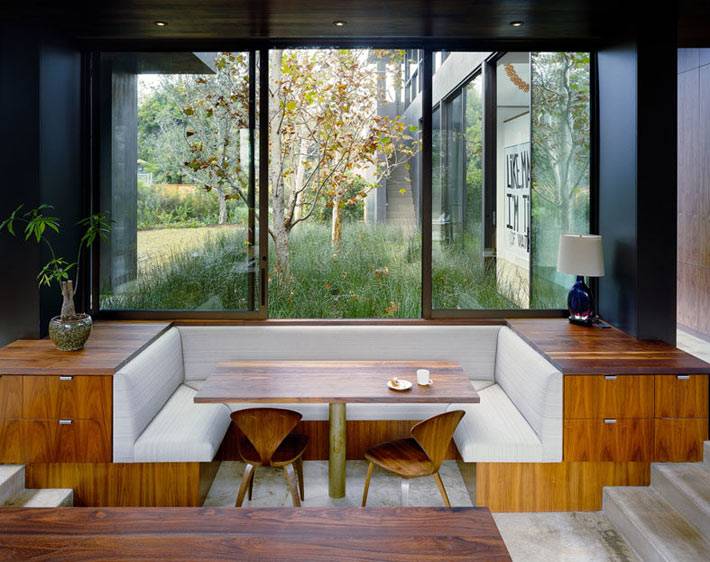кухонный уголок, встроенный в мебель возле окна