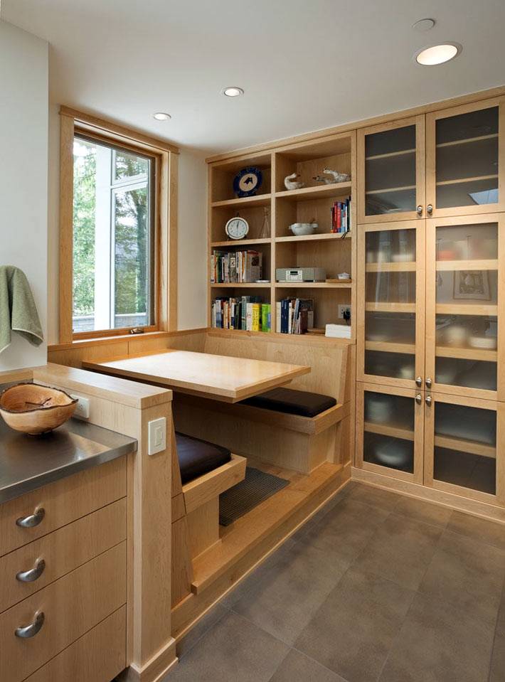 деревянная мебель и встроенный кухонный уголок на кухне