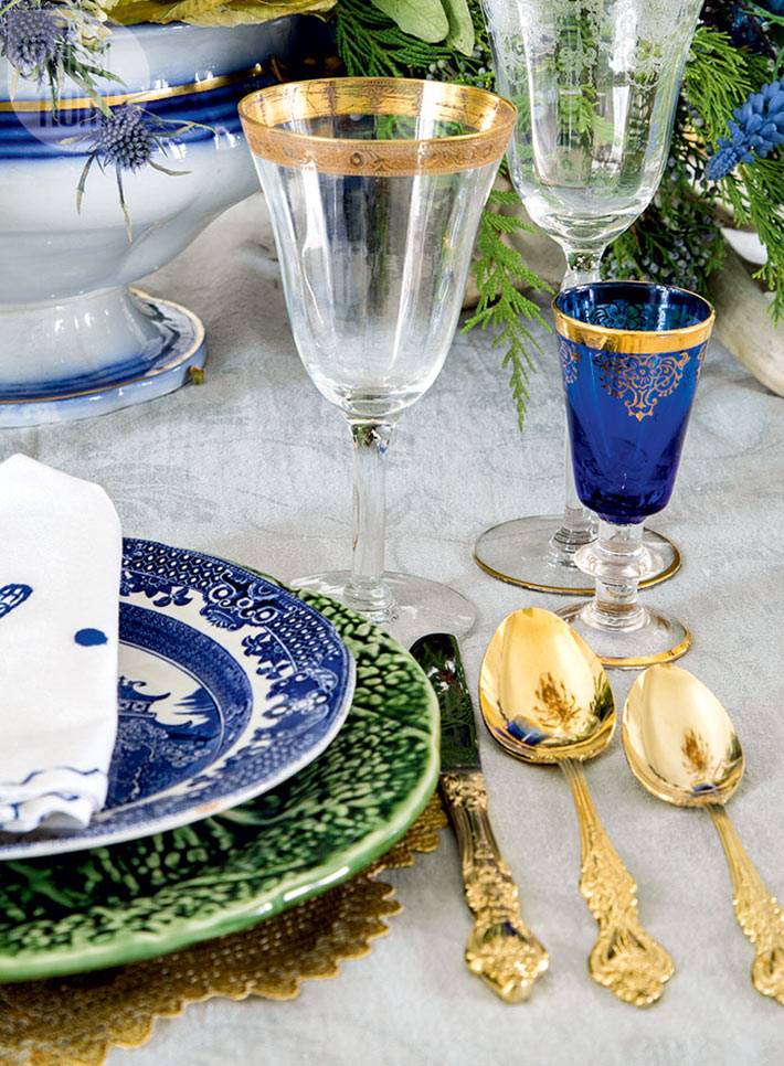 синяя и золотая посуда для украшения новогоднего стола фото
