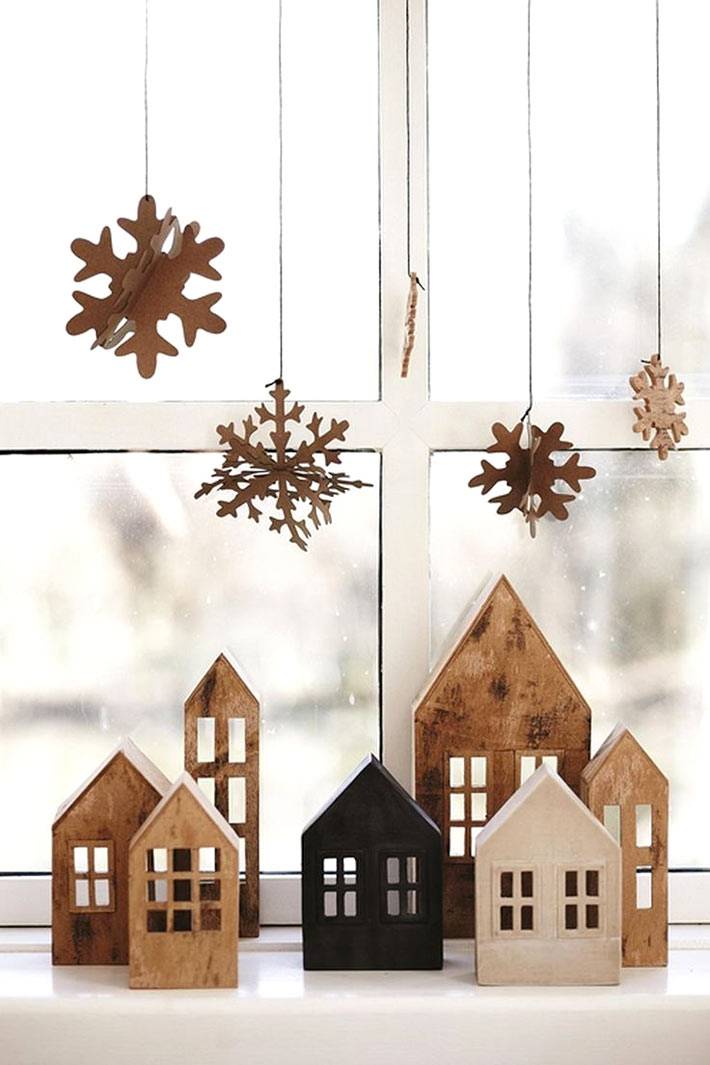 деревянные домики и снежинки для новогоднего украшения окна