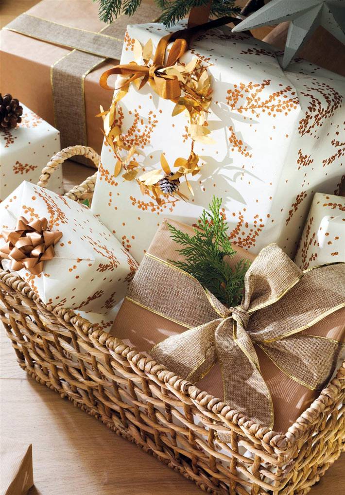 красиво упакованные новогодние подарки с золотым цветом