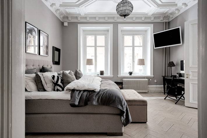 серые стены и серый диван в дизайне гостиной в Швеции
