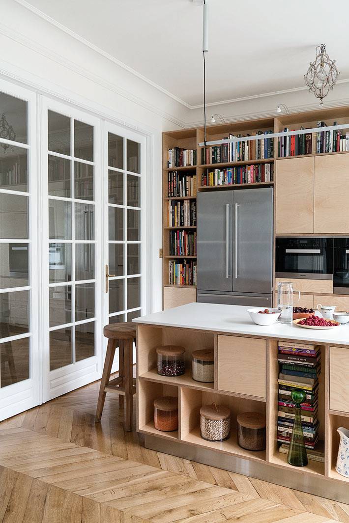 белые распашные двери из стекла с окошками в кухне фото