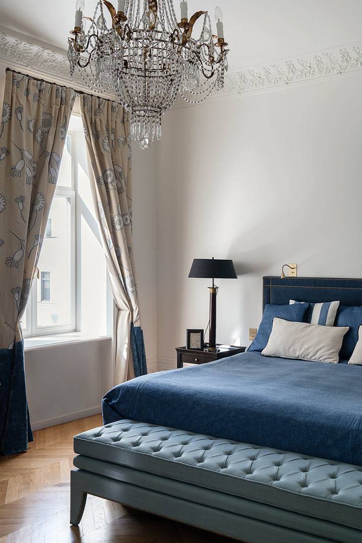 синяя кровать с банкеткой в интерьере французской спальни