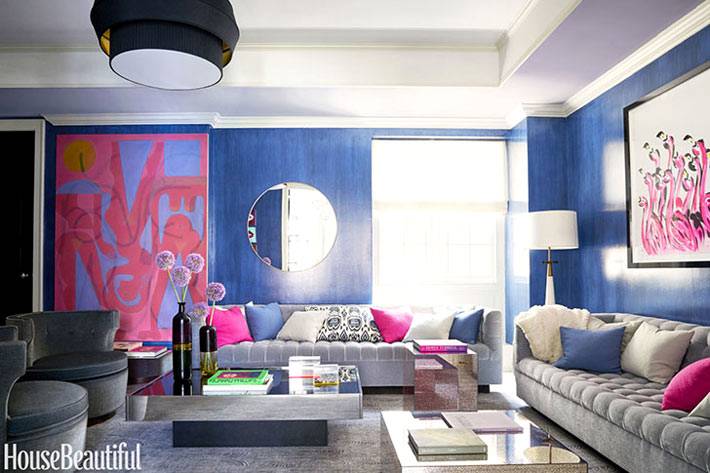 розовые картины на синих стенах в интерьере квартиры в нью-йорке