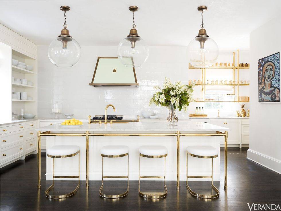 белая мебель на кухне с использованием золотого цвета в дизайне