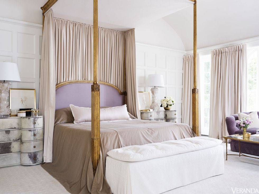 роскошная кровать с балдахином в красивом интерьере спальни фото