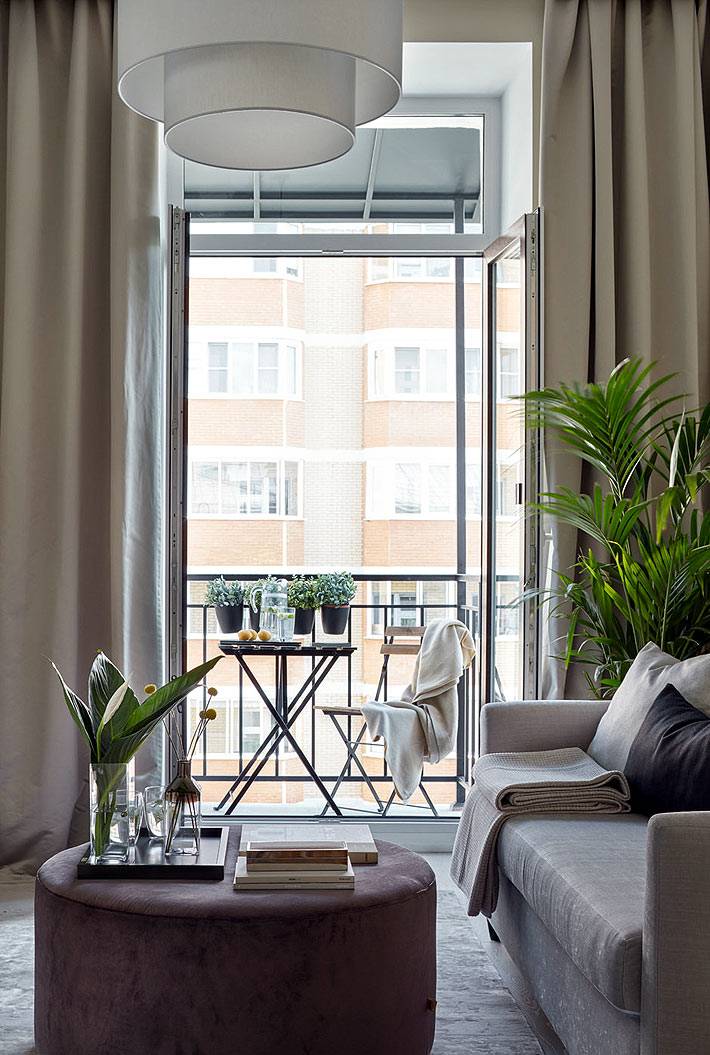 маленький балкон как место для отдыха в городской квартире