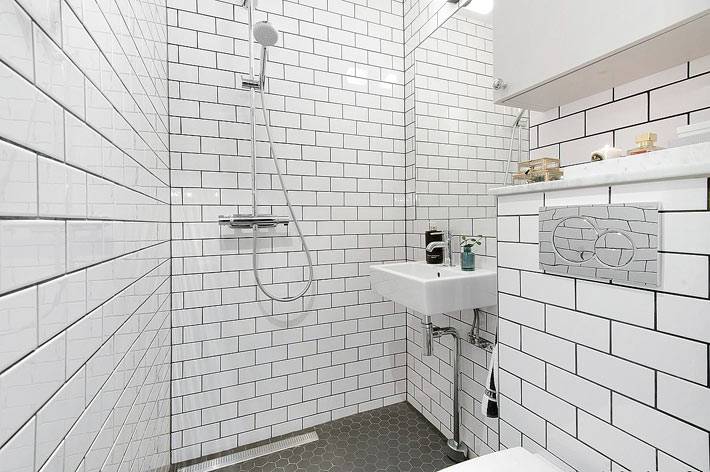 белые стены с плиткой кирпичиками в интерьере ванной