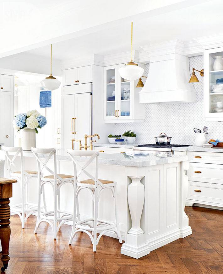 белый цвет кухонной мебели и золотые детали в интерьере кухни