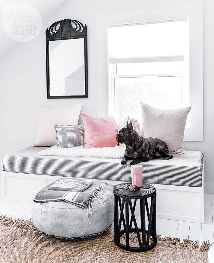 матрасик и подушки на скамье у окна фото