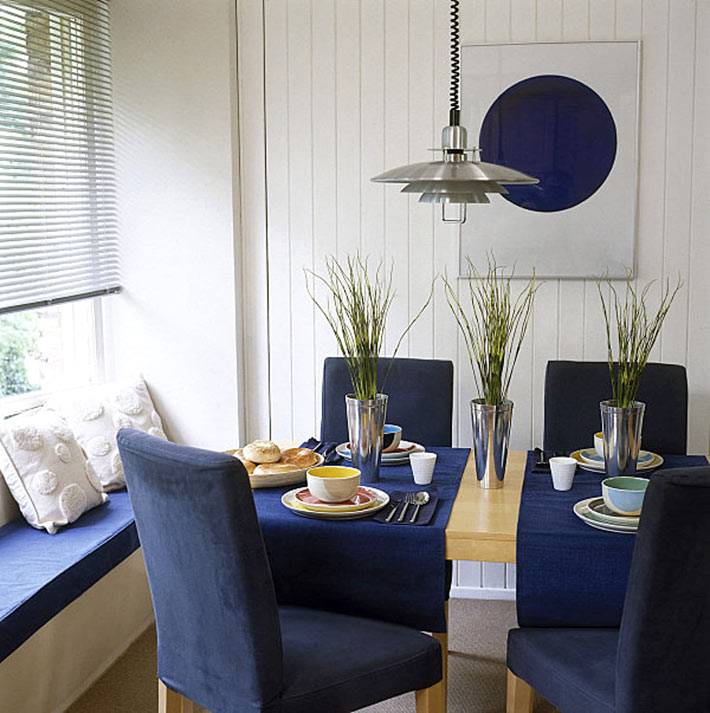 текстиль для кухни синего цвета на окне и на стульях