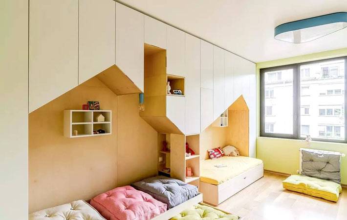 детская комната с двумя кроватями-домиками из дерева
