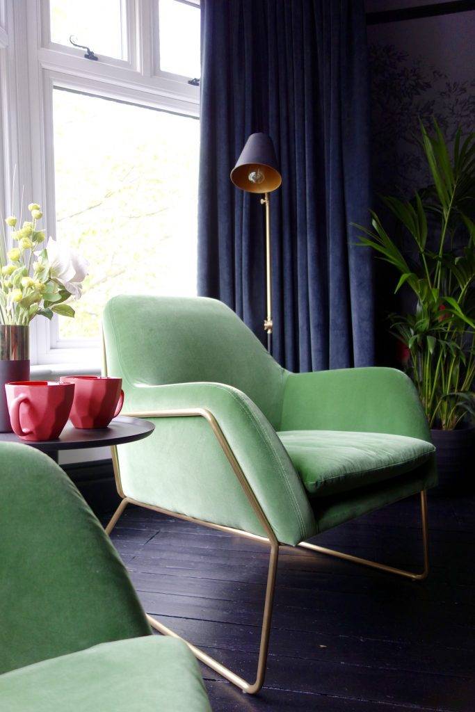 стильное зеленое кресло с металлическим корпусом в спальне