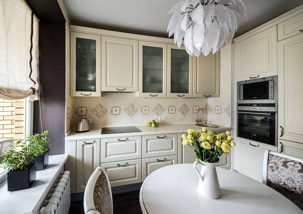 кухонная мебель бежевого цвета на маленькой кухне