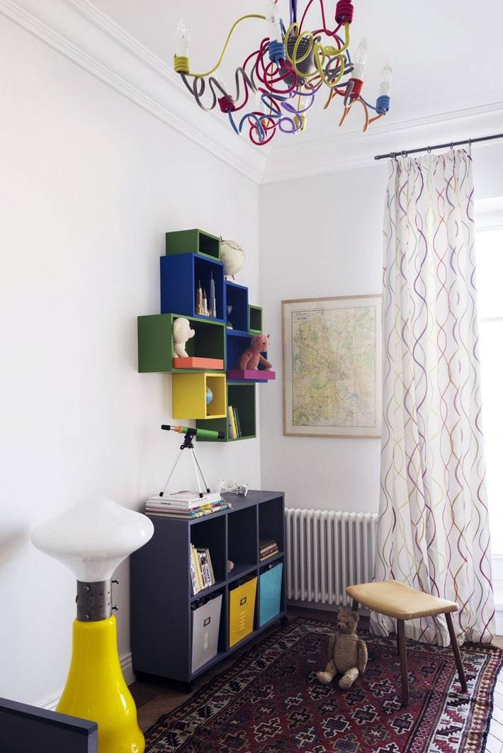 разноцветные элементы и мебель в детской комнате