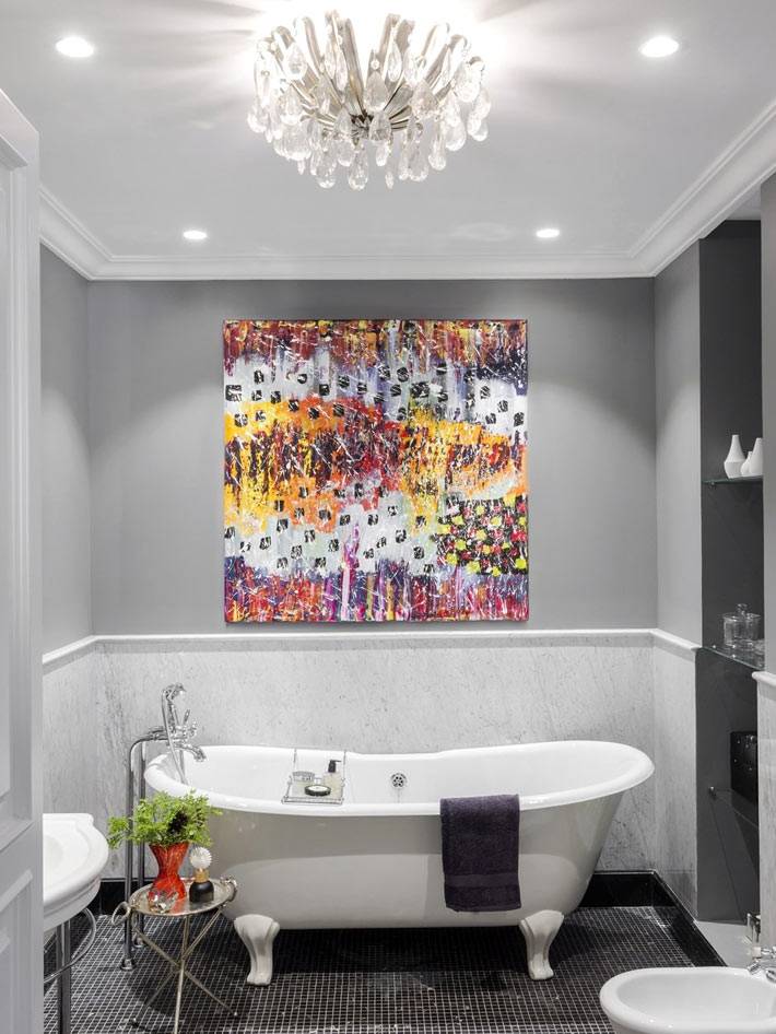 яркая картина в интерьере ванной с серыми стенами