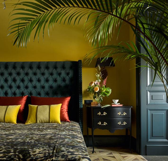 колоритный дизайн интерьера спальни с цветами